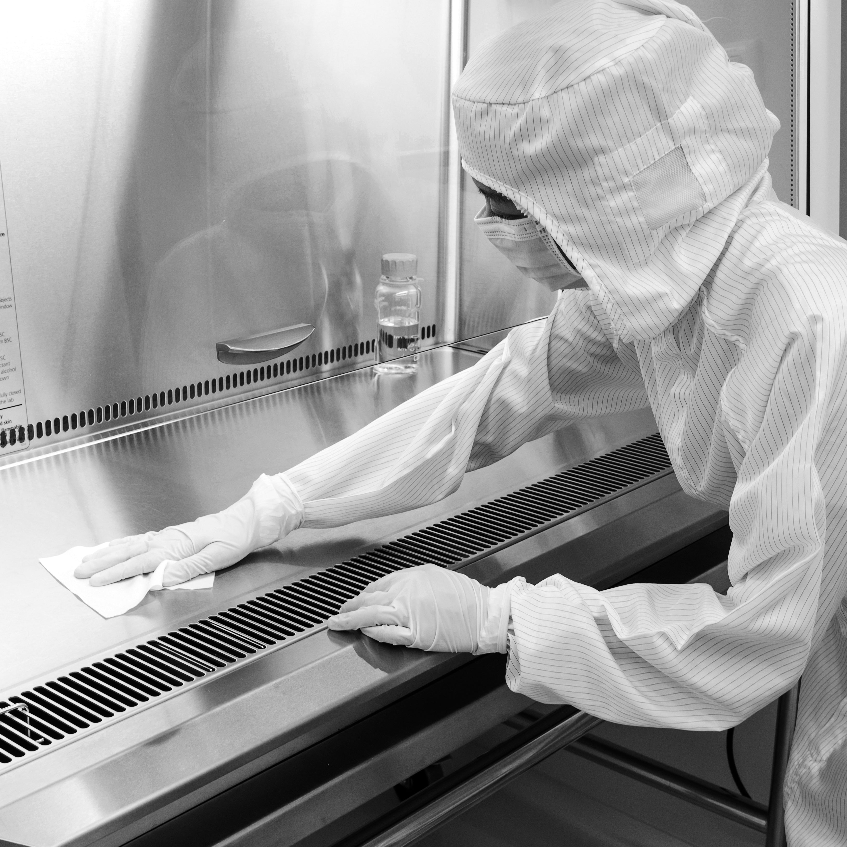 Wholesale 68gsm medical grade nonwoven cleanroom wipes for pharmaceutical lab assembly. SGS certified bulk pricing.
