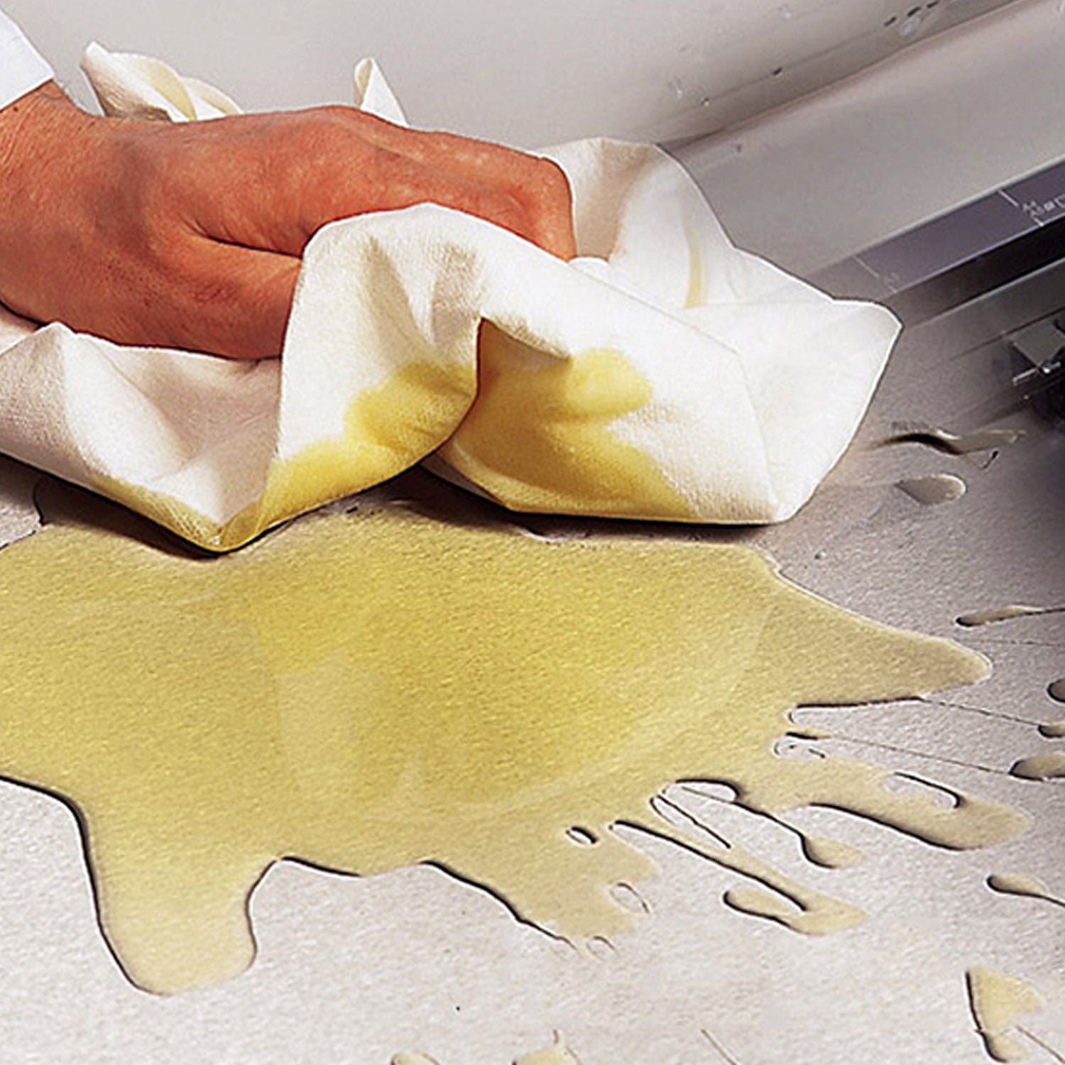 Disposable cellulose polyester cleanroom wipes in bulk packaging