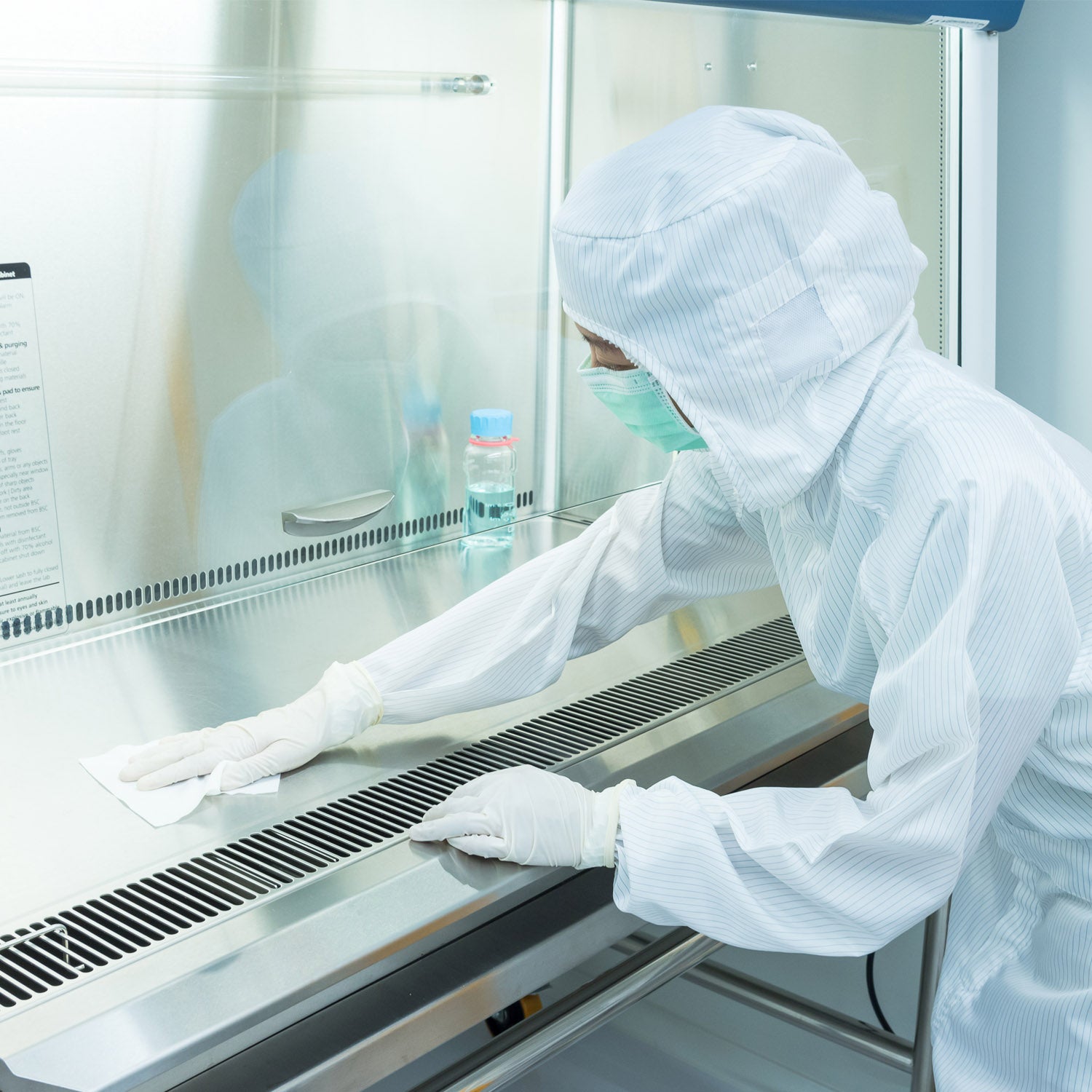 Durable cellulose polyester blend wipes nonwoven construction