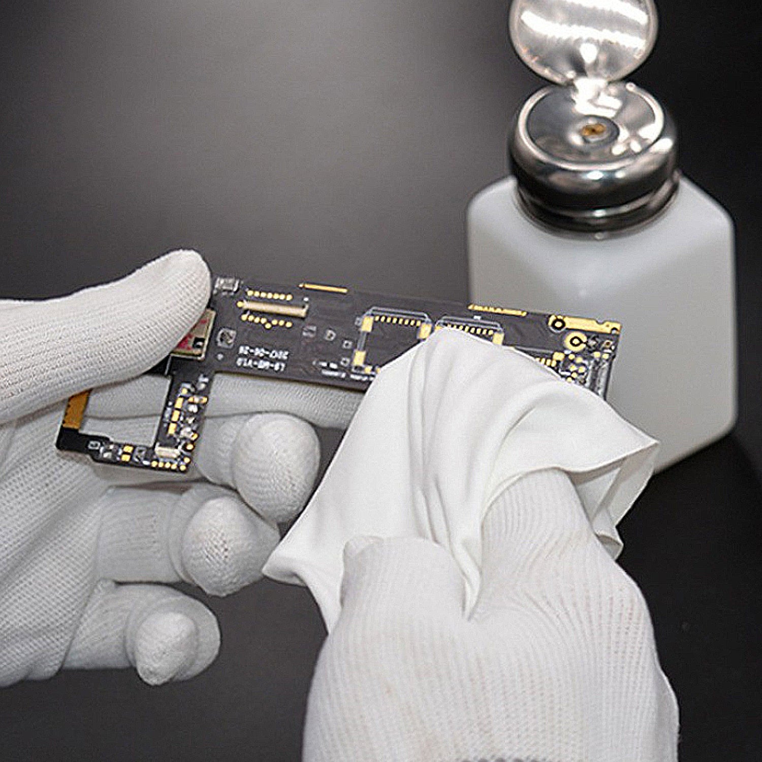 Industrial lint-free cleanroom wipes for semiconductor and microelectronics manufacturing